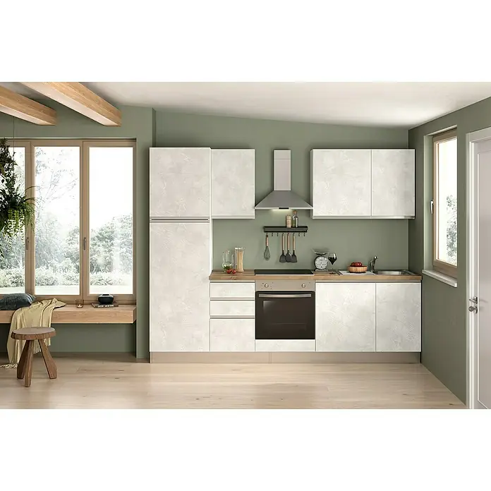 Marinelli Cucine Vormontierte Küchenzeile Marina - Breite: 270 cm, Weiß, Mit Elektrogeräten, Spüle rechts - Helle Küche mit modernen Schränken und Geräten, akzentuiert durch Holzelemente und sanfte grüne Wände, die eine warme Atmosphäre schaffen.