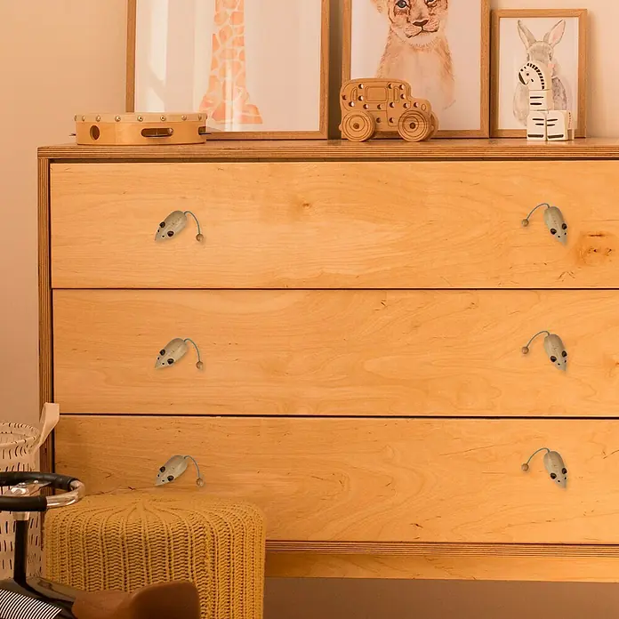Häfele Tirador para muebles - Tipo de tirador del mueble: Botón, L x An x Al: 73 x 37 x 30 mm, Madera, Lacado - Primer plano de una cómoda con seis tiradores de cajón en forma de ratón, proporcionando una estética lúdica y apta para niños.