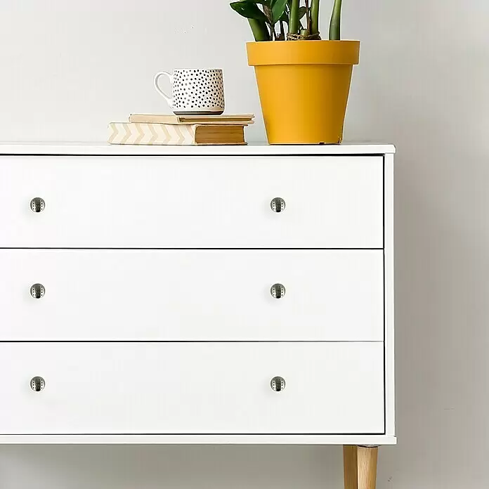 Häfele Pomo para muebles - Tipo de tirador del mueble: Botón, Ø x Al: 28 x 25 mm - Seis tiradores redondos plateados con patrón de puntos en una cómoda blanca.