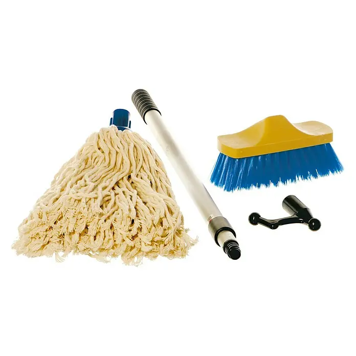 Yachticon Reinigungs-Set - Länge Stiel: 75 cm - 130 cm - Abgebildet ist ein Reinigungsset mit Wischmopp, Bürste und Griff, ideal für die gründliche Reinigung verschiedener Oberflächen.