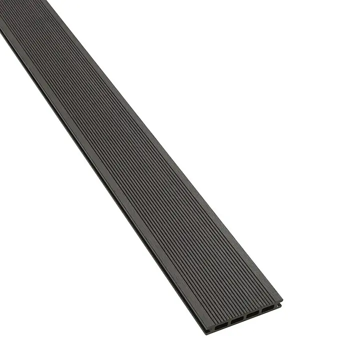 WPC-Terrassendiele Dark Brown - 300 x 13,5 x 2,1 cm, Dunkelbraun - Nahaufnahme eines einzelnen, geriffelten Terrassendielenprofils in dunkler Farbe vor schwarzem Hintergrund.