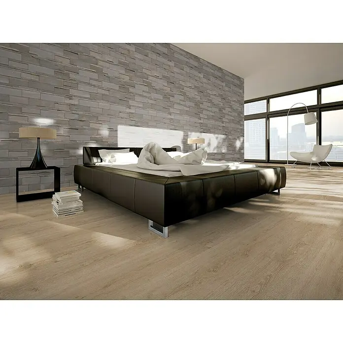 Indo Wandpaneel 3D Wall Driftwood Molucca Sea - Hevea, 560 x 200 x 10 mm, 1,008 m² - Modernes Schlafzimmer mit großem Bett, Holzboden und stilvoller Einrichtung. Das Bett ist der Mittelpunkt des Raumes, umgeben von eleganten Details.