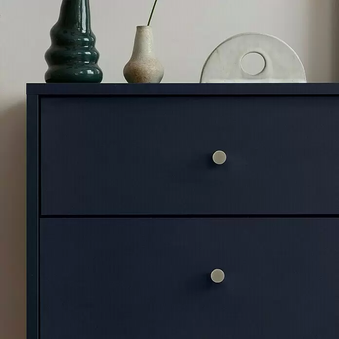 Häfele Pomo para muebles - Tipo de tirador del mueble: Botón, Ø x Al: 12 x 25 mm, Niquelado - Cómoda azul oscuro con dos pomos redondos de color claro, con objetos decorativos encima.