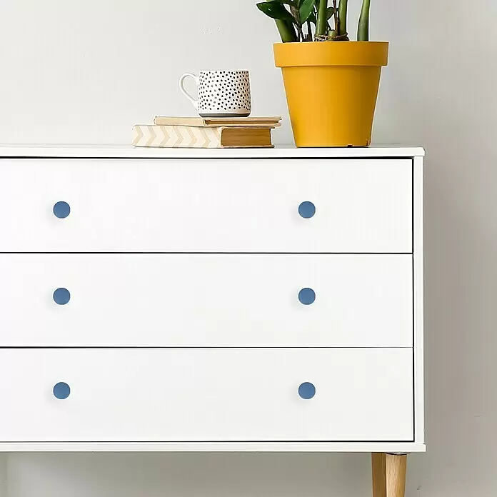 Häfele Pomo para muebles - Tipo de tirador del mueble: Botón, Ø x Al: 52 x 24 mm, Plástico, Azul - Cómoda blanca con tres cajones y pomos redondos azules.