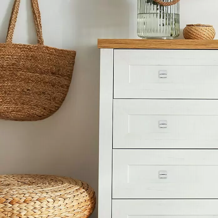 Häfele Tirador para muebles - Tipo de tirador del mueble: Barra, L x An x Al: 42 x 21 x 40 mm, Aluminio, Cromado - Cómoda de madera blanca con tapa de madera natural y tiradores cuadrados plateados, decorada con detalles trenzados y un jarrón de cristal.