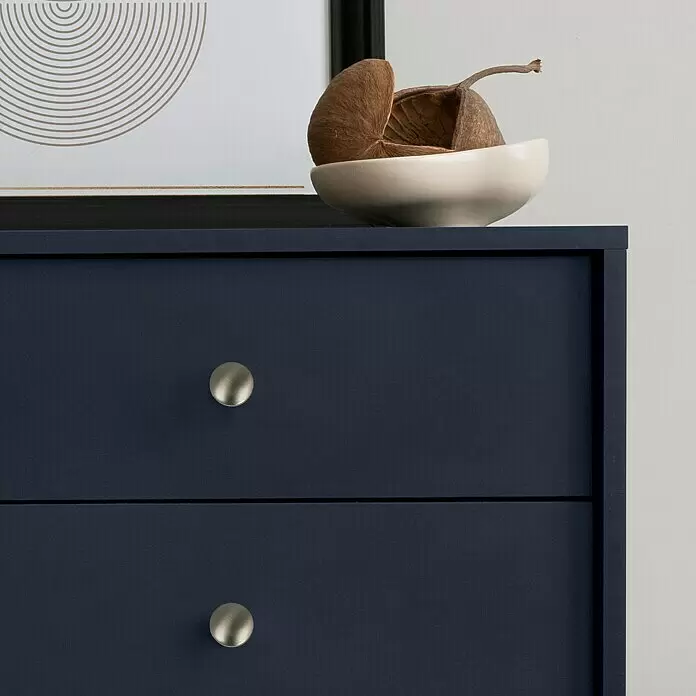 Häfele Pomo para muebles - Tipo de tirador del mueble: Botón, Ø x Al: 20 x 31 mm, Níquel - Cómoda azul oscuro con dos pomos plateados, con un cuenco decorativo y arte enmarcado encima.