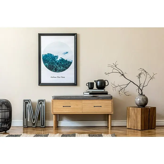 Häfele MöbelgriffTyp Möbelgriff: Bügel, L x B x H: 144 x 28 x 8 mm, Sonstige, Sonstige, Schwarz - Stilvolles Interieur mit einer Holzkommode, einem gerahmten Bild und dekorativen Elementen. Die Kommode bietet praktischen Stauraum.