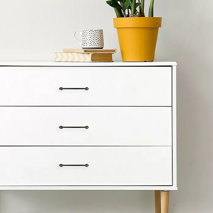 Häfele Tirador para muebles - Tipo de tirador del mueble: Estribo, L x An x Al: 144 x 32 x 6 mm, Aluminio, Niquelado - Cómoda blanca con tres cajones y tiradores de barra oscuros.