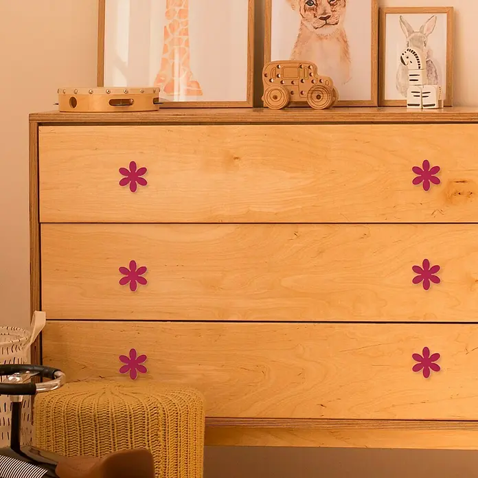 Häfele Pomo infantil para mueble - Tipo de tirador del mueble: Botón, Plástico, Lila, Características del diseño: Flor - Cómoda de madera con seis pomos en forma de flor como elemento decorativo.
