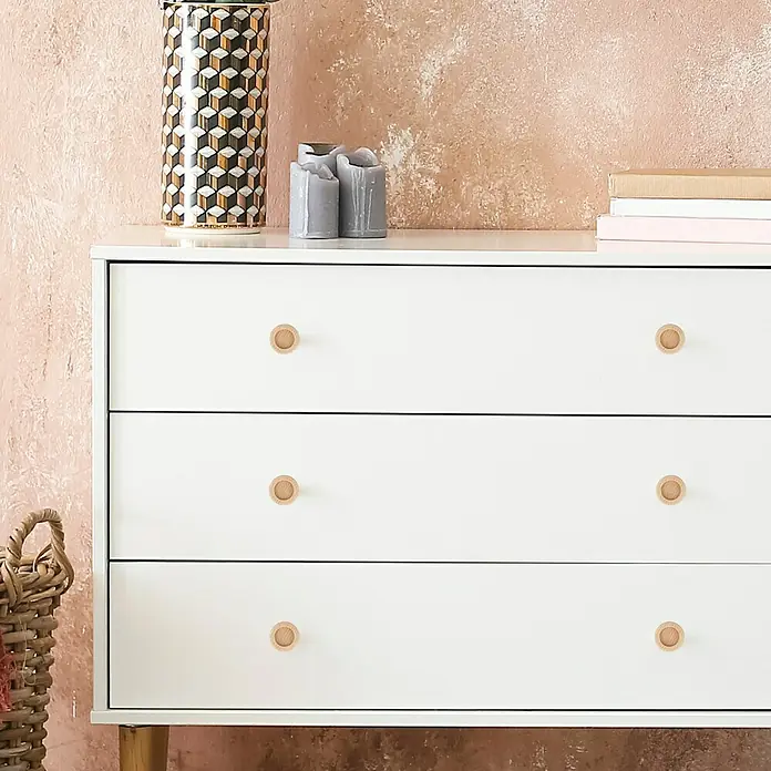 Häfele Tirador para muebles - Tipo de tirador del mueble: Concha, Madera, Ø x L: 60 x 11 mm - Cómoda con tres cajones y tiradores de madera clara. Elementos decorativos como un jarrón y velas encima.