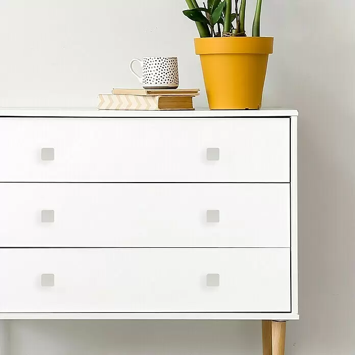 Häfele Pomo para muebles - Tipo de tirador del mueble: Botón, Madera, Lacado, An x Al: 26 x 58 mm - Seis tiradores cuadrados gris claro en una cómoda blanca.