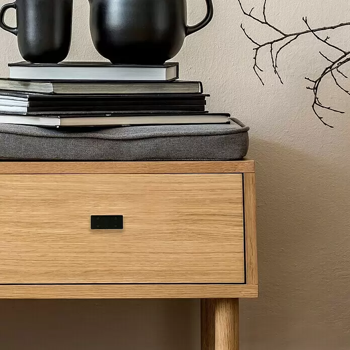 Häfele Tirador para muebles - Tipo de tirador del mueble: Estribo, L x An x Al: 58 x 26 x 25 mm - Mueble cajonera de madera clara con asa negra, utilizado como mesa auxiliar.
