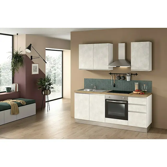 Marinelli Cucine Vormontierte Küchenzeile Marina - Breite: 195 cm, Weiß, Mit Elektrogeräten, Spüle links - Einbauküche mit weißen Schränken, Spüle, Herd und Dunstabzugshaube in einem modernen Küchenraum mit Holzboden.