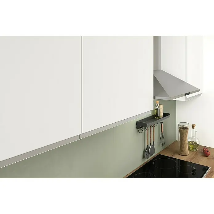 Marinelli Cucine Vormontierte Küchenzeile Luce - Breite: 195 cm, Weiß, Mit Elektrogeräten, Spüle links - Küchenaufnahme mit Fokus auf eine Wandhalterung über dem Kochfeld, die Küchenutensilien und Ölflaschen hält.