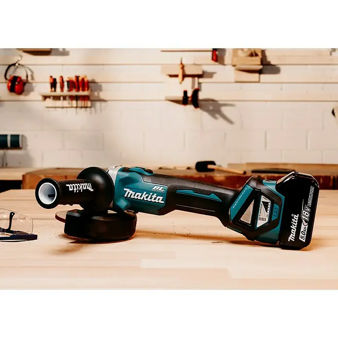 Makita LXT 18V Amoladora angular de batería DGA511 - Sin batería, Diámetro disco: 125 mm - Amoladora angular inalámbrica Makita con batería, lista para usar en el taller. Potente y confiable para diversas tareas de esmerilado.