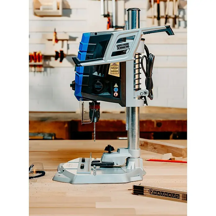 Scheppach Tischbohrmaschine DP 60 - 710 W, Leerlaufdrehzahl: 0 U/min - 2.600 U/min, Spannweite Bohrfutter: 1,5 mm - 13 mm - Scheppach Tischbohrmaschine mit Bohrfutter und Schutzschild für präzise Bohrarbeiten in der Werkstatt.\n