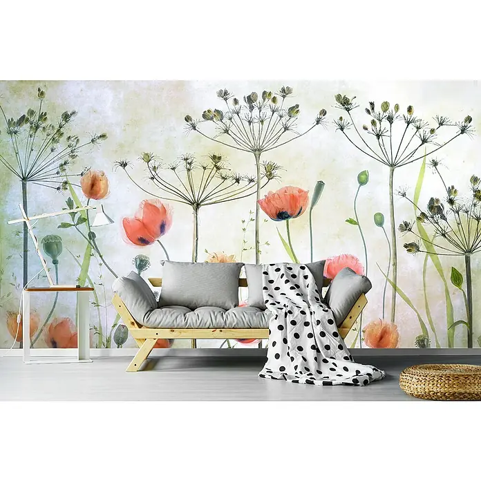Papermoon Premium collection Fototapete Mohnwiese - B x H: 350 x 260 cm, Vlies - Gemütliches Wohnzimmer mit einem stilvollen Holzbettsofa, weichen Kissen und einer gepunkteten Decke vor einer floralen Tapete.