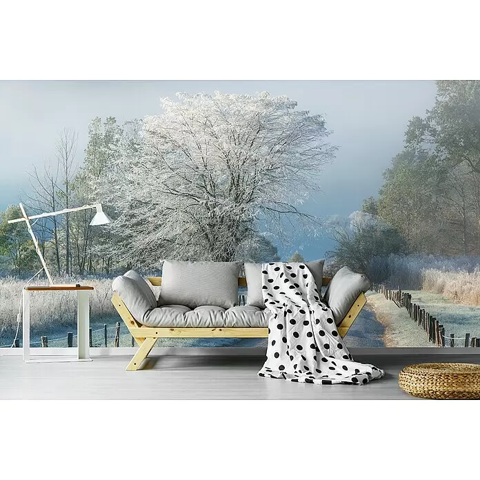 Papermoon Premium collection Fototapete Ein frostiger Morgen - B x H: 200 x 149 cm, Vlies - Hölzernes Futonsofa mit grauen Kissen, Beistelltisch, Lampe und Flechtpouf in einem Wohnbereich.