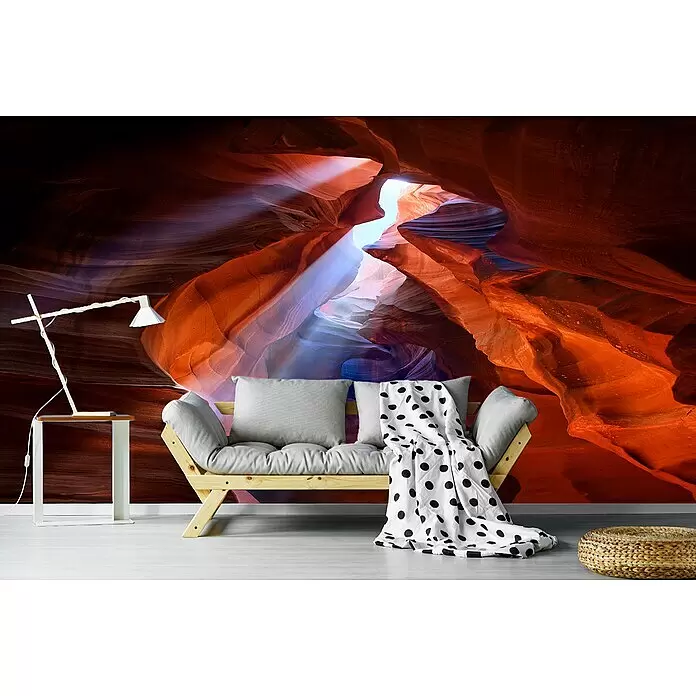 Papermoon Premium collection Fototapete Pure Photodelight - B x H: 200 x 149 cm, Vlies - Ein helles Holzsofa mit grauen Kissen und gepunkteter Decke, ein weißer Tisch mit Lampe und ein geflochtener Pouf in einem Raum.