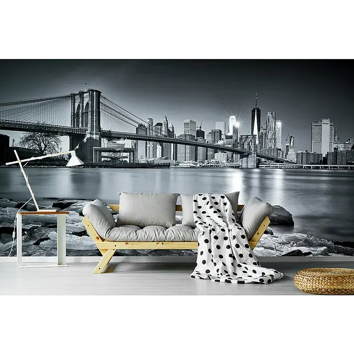Papermoon Premium collection Fototapete New York Brooklybridge - B x H: 450 x 280 cm, Vlies - Das stylische Sofa mit New York Skyline-Fototapete schafft eine urbane Atmosphäre. Modernes Design mit Hocker und Beistelltisch.