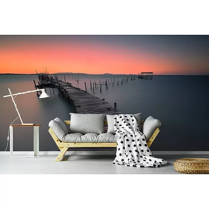 Papermoon Premium collection Fototapete Palafitte - B x H: 350 x 260 cm, Vlies - Sofa mit Holzrahmen, hellgrauen Kissen und gepunkteter Decke.