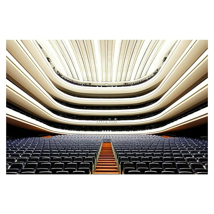 Papermoon Premium collection Fototapete Sala Principal - B x H: 450 x 280 cm, Vlies - Innenansicht eines Opernhauses mit vielen Sitzplätzen und geschwungenen Balkonen. Die Architektur ist modern und hell.