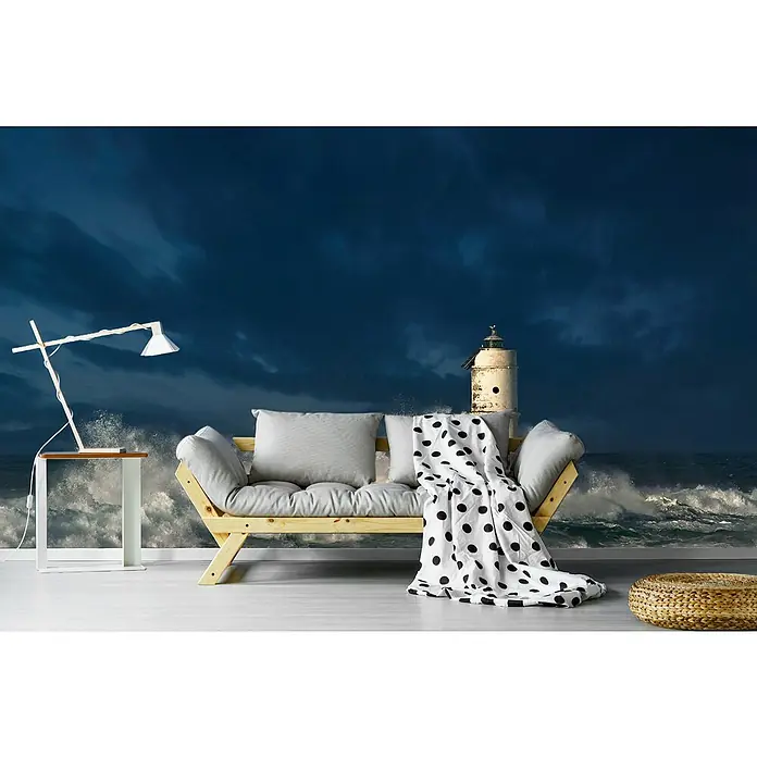 Papermoon Premium collection Fototapete Faro di Mangiabarche - B x H: 450 x 280 cm, Vlies - Wohnzimmer mit einer Couch und einem stilvollen Wandbild mit Leuchtturm, das eine gemütliche Atmosphäre schafft.