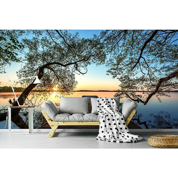 Papermoon Premium collection Fototapete Gerahmt - B x H: 350 x 260 cm, Vlies - Gemütliche Sofaecke mit weißem Beistelltisch und Blick auf einen ruhigen See bei Sonnenuntergang. Die perfekte Entspannungsoase im eigenen Zuhause.