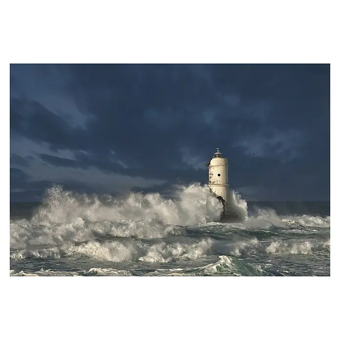 Papermoon Premium collection Fototapete Faro di Mangiabarche - B x H: 450 x 280 cm, Vlies - Leuchtturm trotzt den stürmischen Wellen, ein Symbol für Widerstandskraft und Hoffnung. Die Gischt umspielt den Turm unter dunklem Himmel.