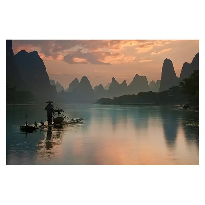 Papermoon Premium collection Fototapete Li River Sunrise - B x H: 400 x 260 cm, Vlies - Fischer auf Bambusfloß mit Kormoranen bei Sonnenaufgang, umgeben von der malerischen Karstlandschaft. Die sanften Farben spiegeln sich im ruhigen Wasser.