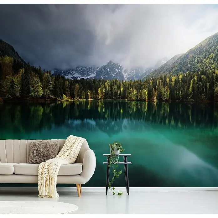 Papermoon Premium collection Fototapete Bergsee Wetterumschwung - B x H: 250 x 186 cm, Vlies - Wandbild mit einem ruhigen See, umgeben von Bäumen und Bergen, die Ihrem Raum eine natürliche Note verleihen.