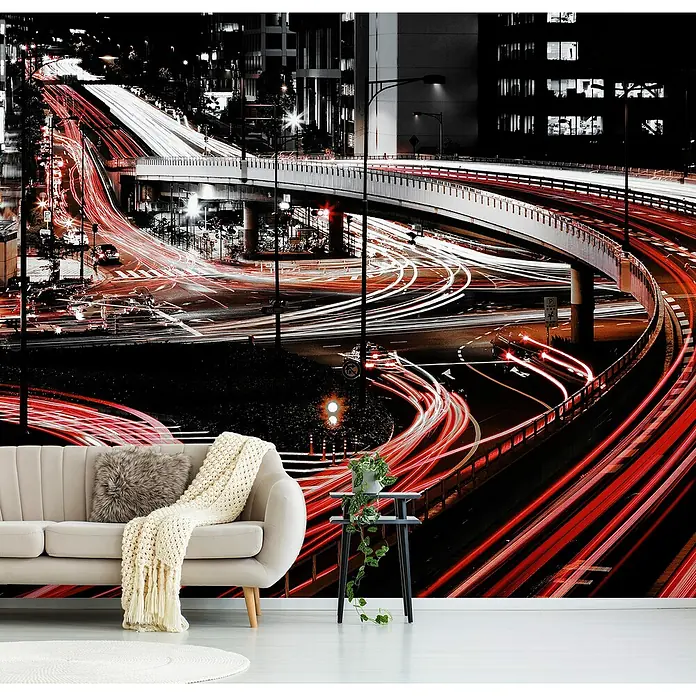 Papermoon Premium collection Fototapete Straße - B x H: 200 x 149 cm, Vlies - Wohnzimmer mit einem Wandbild, das eine nächtliche Autobahn mit Lichtern und Gebäuden zeigt. Das Wandbild bringt die Stadt ins Haus.