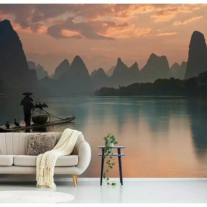 Papermoon Premium collection Fototapete Li River Sunrise - B x H: 400 x 260 cm, Vlies - Innenaufnahme mit einer Fototapete, die eine ruhige Flusslandschaft mit Bergen und einem Fischer zeigt, die eine ruhige und friedliche Atmosphäre schafft.