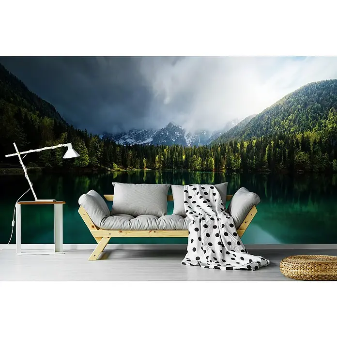 Papermoon Premium collection Fototapete Bergsee Wetterumschwung - B x H: 250 x 186 cm, Vlies - Die Aufnahme zeigt eine gemütliche Sitzecke mit einem Holzbettsofa, Kissen und einer gepunkteten Decke vor einer malerischen Seetapete.