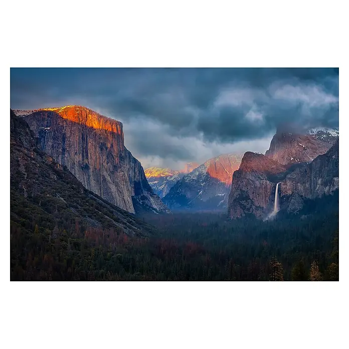 Papermoon Premium collection Fototapete Yin Yang Yosemit - B x H: 350 x 260 cm, Vlies - Yosemite-Tal-Ansicht mit El Capitan im Morgenlicht, Wasserfall und dunklem Wald unter bewölktem Himmel.