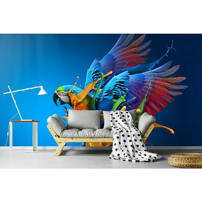 Papermoon Premium collection Fototapete Bravour - B x H: 450 x 280 cm, Vlies - Ein helles Wohnzimmer mit einer Wandtapete mit einem bunten Papagei hinter einem Holzbett, einem Beistelltisch und einer Lampe.