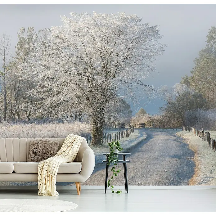 Papermoon Premium collection Fototapete Ein frostiger Morgen - B x H: 200 x 149 cm, Vlies - Winterliche Inneneinrichtung mit einer stilvollen Couch, einem Beistelltisch und einer beeindruckenden Tapete mit Winterlandschaft.