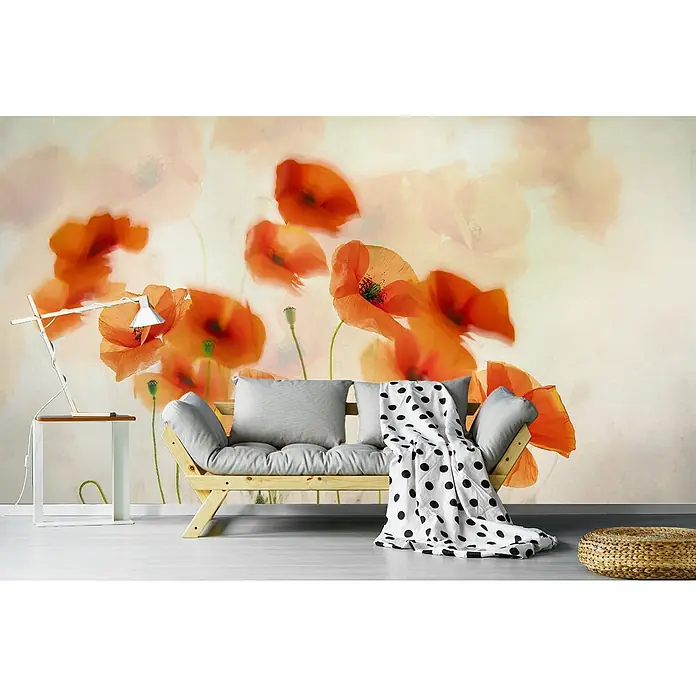 Papermoon Premium collection Fototapete Im Wind winken - B x H: 400 x 260 cm, Vlies - Dekoratives Interieur mit einem hellen Sofa, Kissen und einer Decke mit Polka-Dots vor einem Hintergrund mit Mohnblumenmuster. Ein moderner Lampentisch steht daneben.