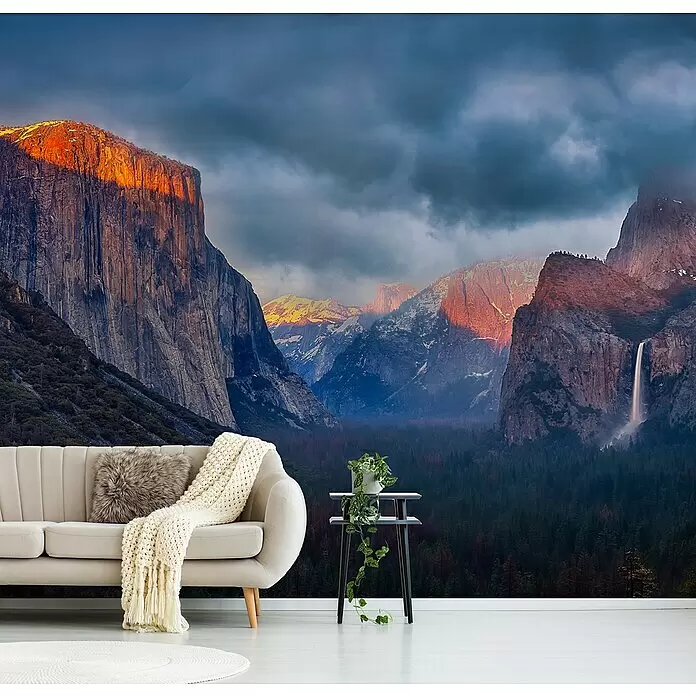 Papermoon Premium collection Fototapete Yin Yang Yosemit - B x H: 350 x 260 cm, Vlies - Große Wandtapete mit Yosemite-Tal, dramatischem Sonnenuntergang und Wasserfall als Kulisse in einem modernen Wohnzimmer.