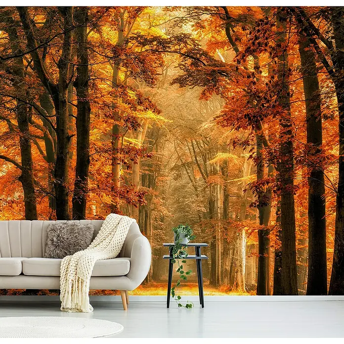 Papermoon Premium collection Fototapete Beenden Sieportal - B x H: 450 x 280 cm, Vlies - Wohnzimmer mit einem Wandbild eines Herbstwaldes, einem beigen Sofa und einem kleinen Tisch mit einer Pflanze.