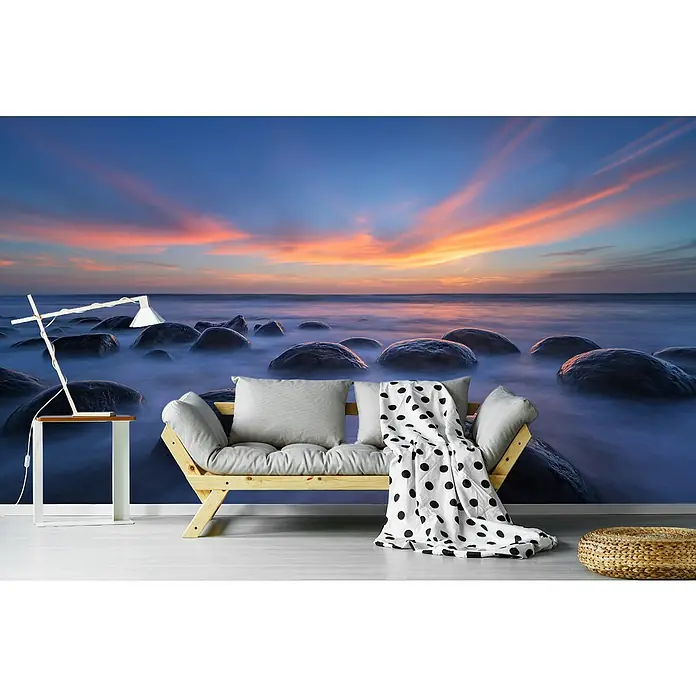 Papermoon Premium collection Fototapete Sunset Ball Beach - B x H: 400 x 260 cm, Vlies - Schlafzimmer-Fototapete mit Küstenmotiv, mit einem gemusterten Tagesdecke über einer Couch, ideal für ein beruhigendes Ambiente.