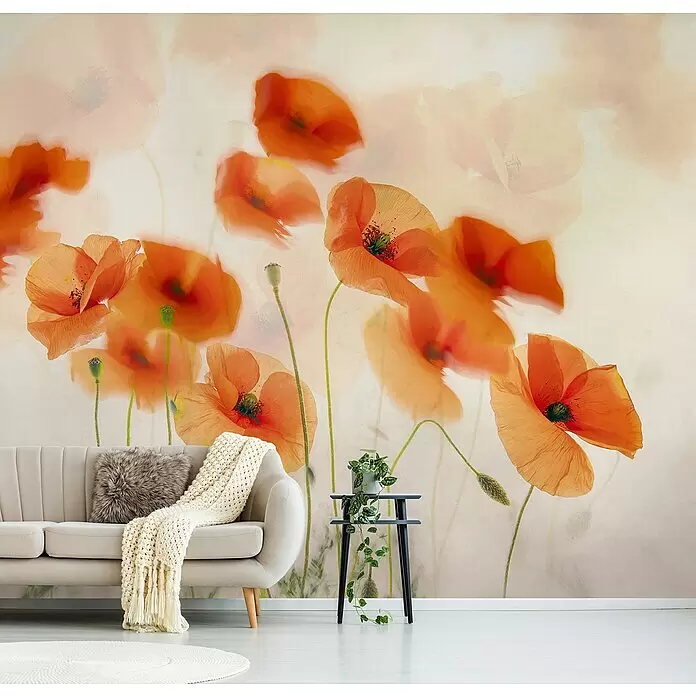 Papermoon Premium collection Fototapete Im Wind winken - B x H: 400 x 260 cm, Vlies - Große Wandtapete mit lebhaften roten und orangefarbenen Mohnblumen, die eine helle und künstlerische Kulisse in einem modernen Wohnzimmer schafft.