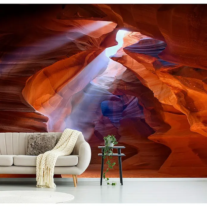 Papermoon Premium collection Fototapete Pure Photodelight - B x H: 200 x 149 cm, Vlies - Wohnzimmer mit auffälliger Wandtapete, die eine rote Felsformation zeigt, und einem bequemen Sofa mit Decke.