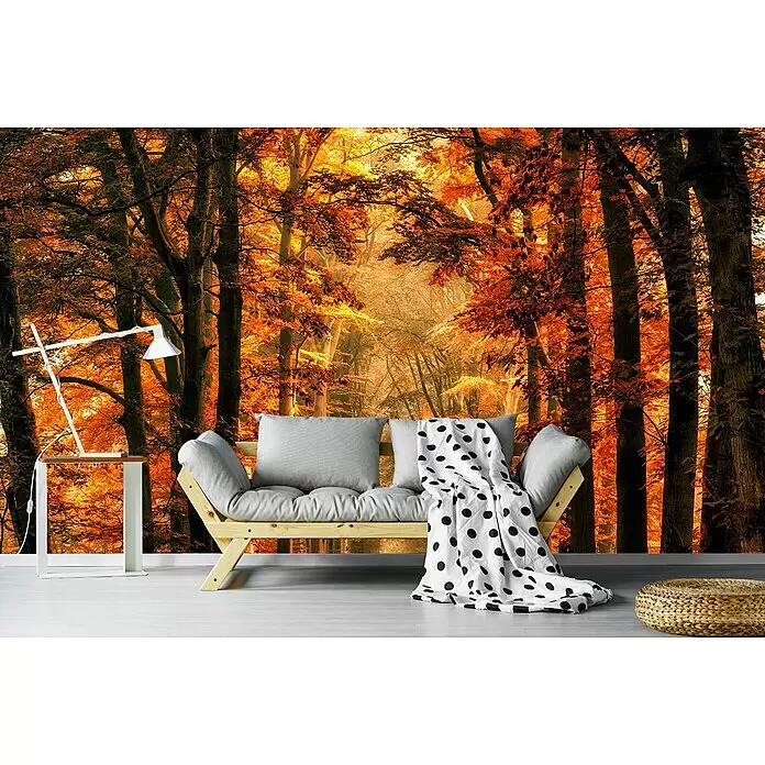 Papermoon Premium collection Fototapete Beenden Sieportal - B x H: 450 x 280 cm, Vlies - Ein Holzfutonsofa mit grauen Kissen und einer gepunkteten Decke, neben einer weißen Lampe und einem Beistelltisch, vor einer Herbstwald-Wandmalerei.