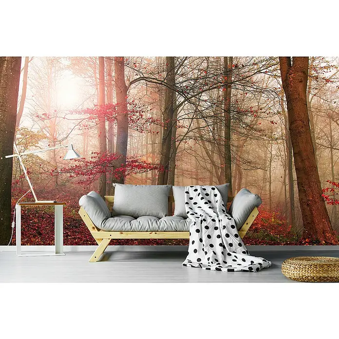 Papermoon Premium collection Fototapete Waldszene November - B x H: 350 x 260 cm, Vlies - Helles Wohnzimmer mit einem modernen Schlafsofa aus Holz, weißen Beistelltisch und einer modischen Lampe. Das Sofa ist mit Kissen und einer Decke dekoriert.