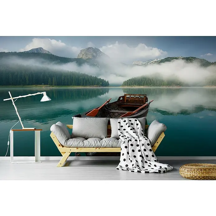 Papermoon Premium collection Fototapete Schwarzer See - B x H: 300 x 223 cm, Vlies - Wandbild mit einer stimmungsvollen See-Szene, das durch das Sofa und die Lampe eine wohnliche Atmosphäre erhält.