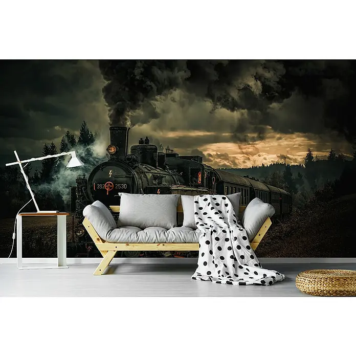 Papermoon Premium collection Fototapete Goldgraser-Zug. - B x H: 250 x 186 cm, Vlies - Ein stilvolles Wohnzimmer mit einer trendigen Couch, einer Stehlampe und einer Fototapete mit einem nostalgischen Zugmotiv.