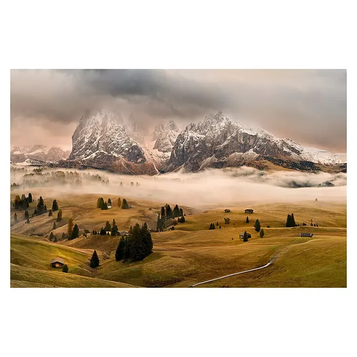 Papermoon Premium collection Fototapete Dolomiten Mythen - B x H: 450 x 280 cm, Vlies - Die atemberaubende Landschaft der Seiser Alm mit schneebedeckten Bergen, sanften Hügeln und malerischen Hütten im goldenen Licht.