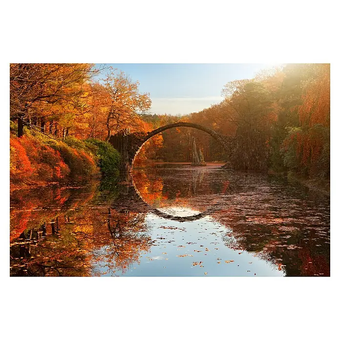 Papermoon Premium collection Fototapete Herbstsee - B x H: 300 x 223 cm, Vlies - Spiegelung der Rakotzbrücke im Rakotzsee, umgeben von Herbstlaub, bietet einen malerischen Anblick. Perfekt für Natur- und Landschaftsliebhaber.