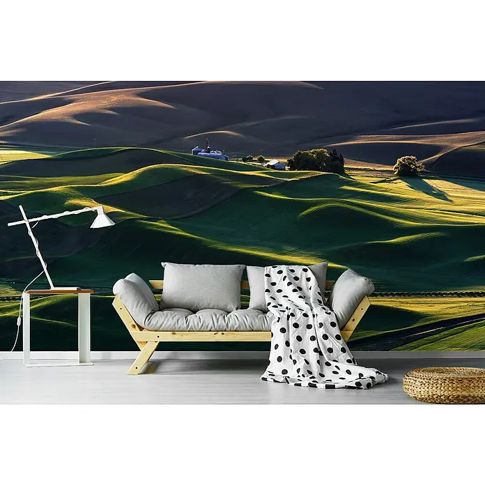 Papermoon Premium collection Fototapete Traumland - B x H: 500 x 280 cm, Vlies - Wohnzimmerdekoration mit einer Fototapete mit grünen Hügeln, Couch, Lampe und Beistelltisch.